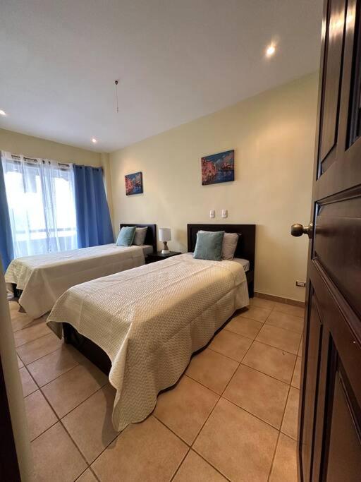 Renovated 2 Bed condo 5 min walk to beach