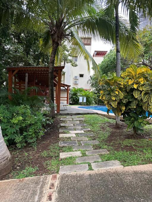 Renovated 2 Bed condo 5 min walk to beach