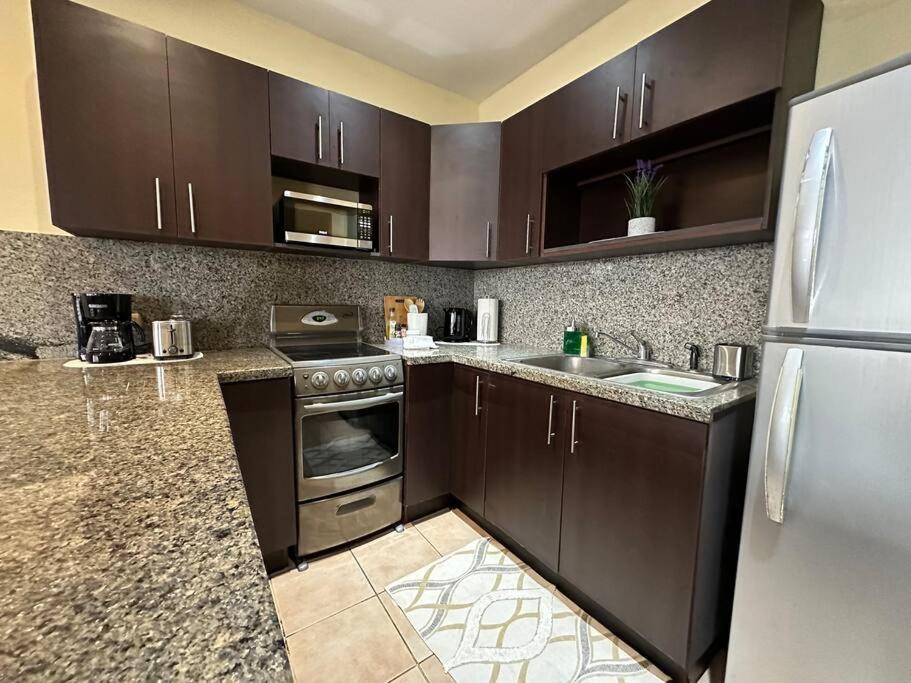Renovated 2 Bed condo 5 min walk to beach
