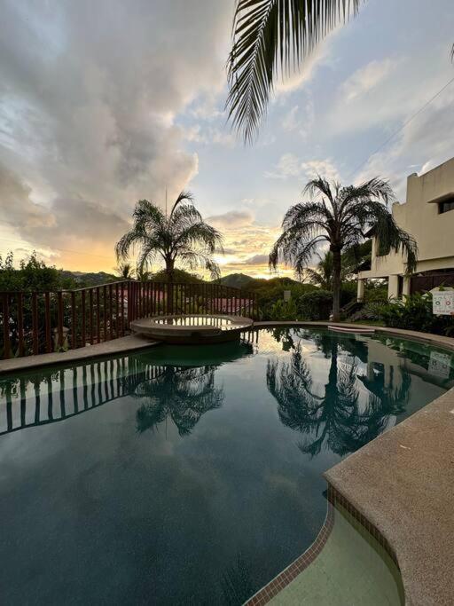 Renovated 2 Bed condo 5 min walk to beach