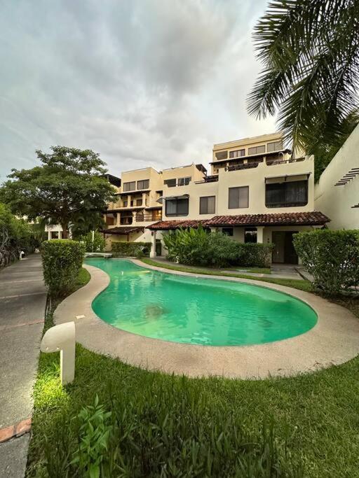 Renovated 2 Bed condo 5 min walk to beach