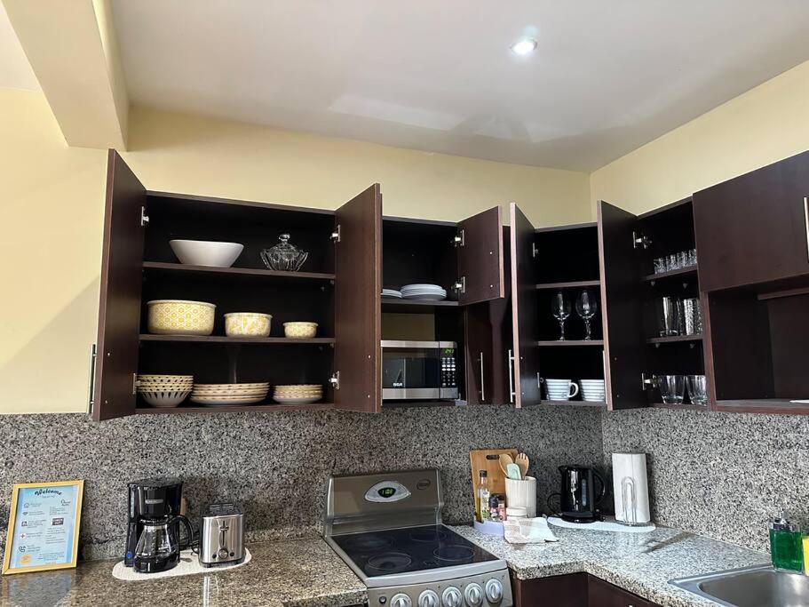 Renovated 2 Bed condo 5 min walk to beach