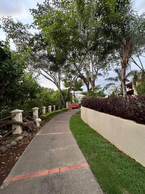 Renovated 2 Bed condo 5 min walk to beach