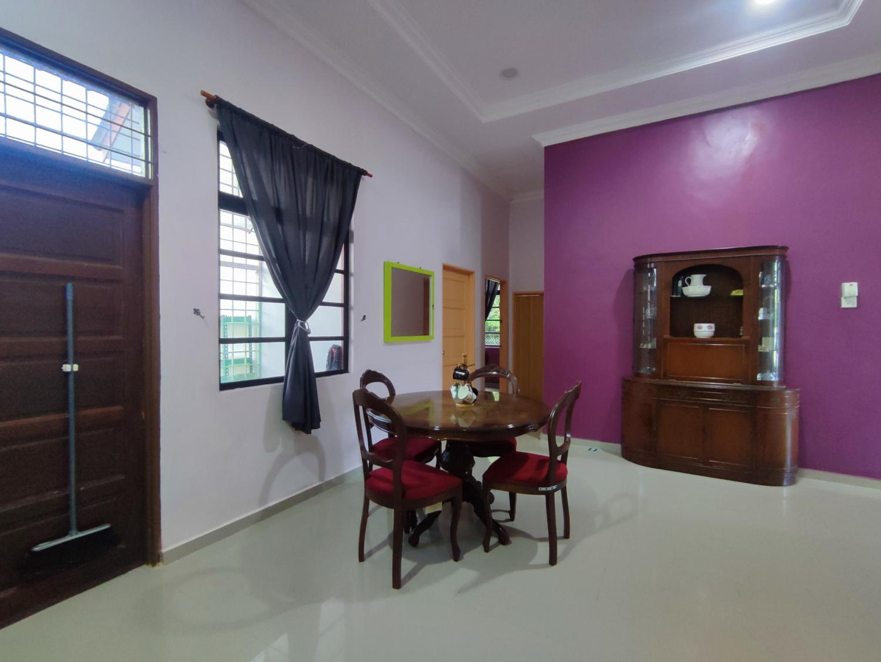 NikNa Homestay Batu Rakit - WIFI Netflix