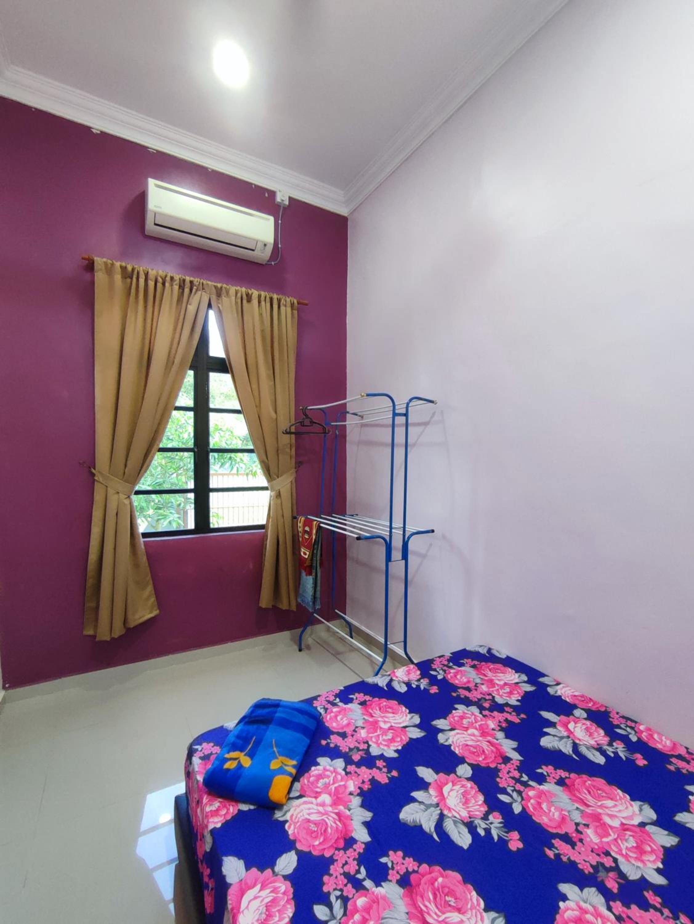 NikNa Homestay Batu Rakit - WIFI Netflix