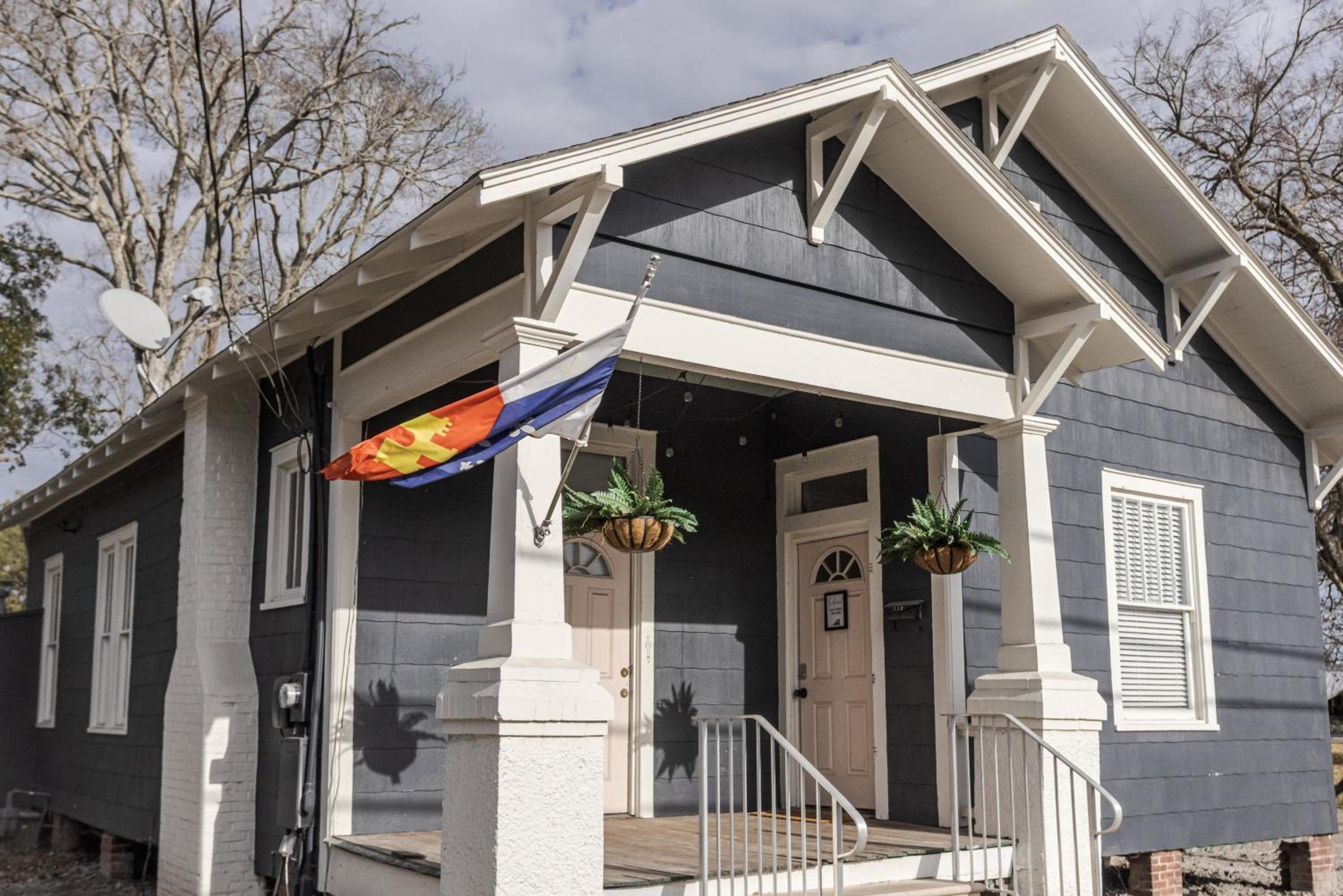 Hotel Walk to Live Music Scene - Image 1