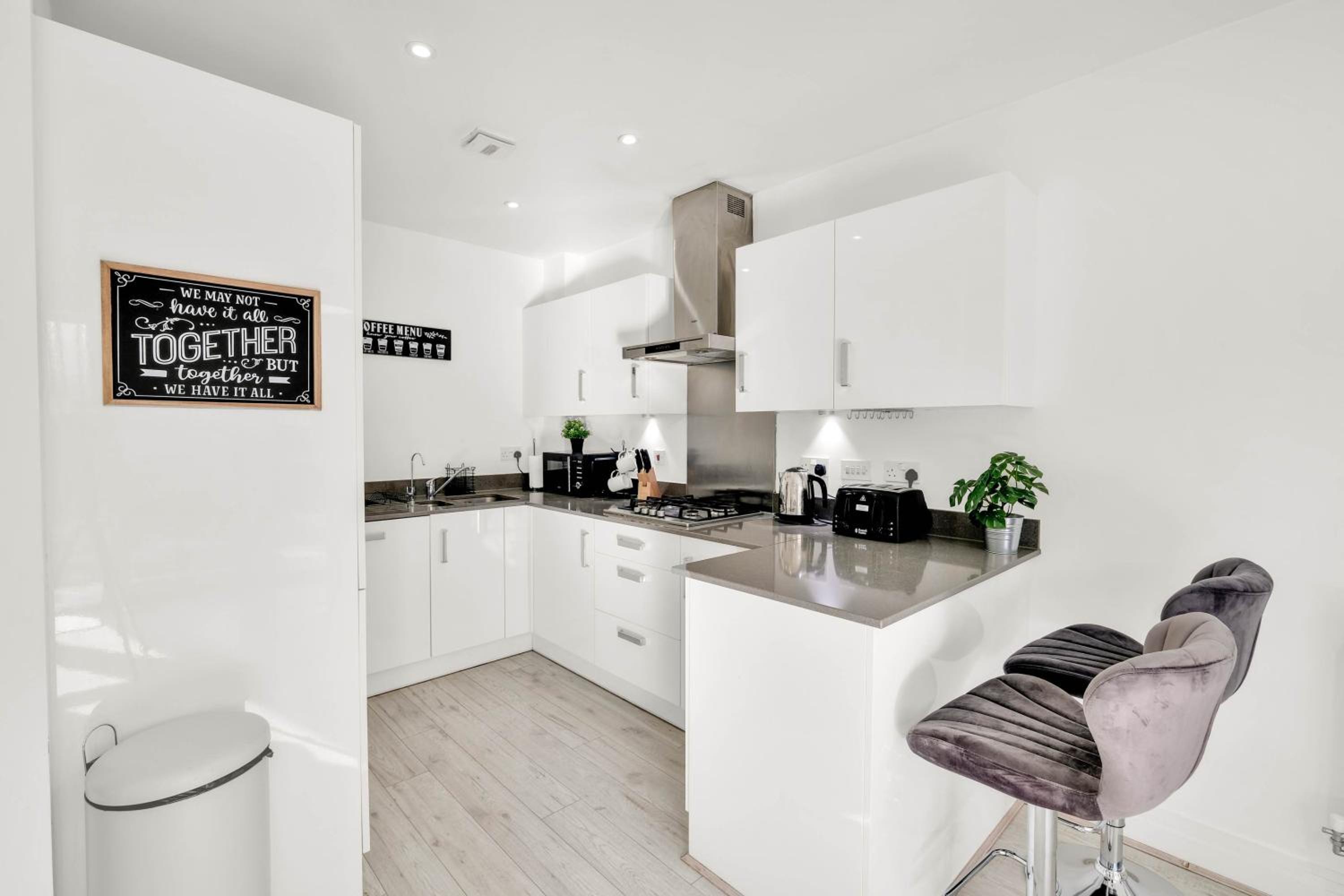 Foxherne 6BDR 3BA Serviced House with Parking - Slough By 360Stays view 4