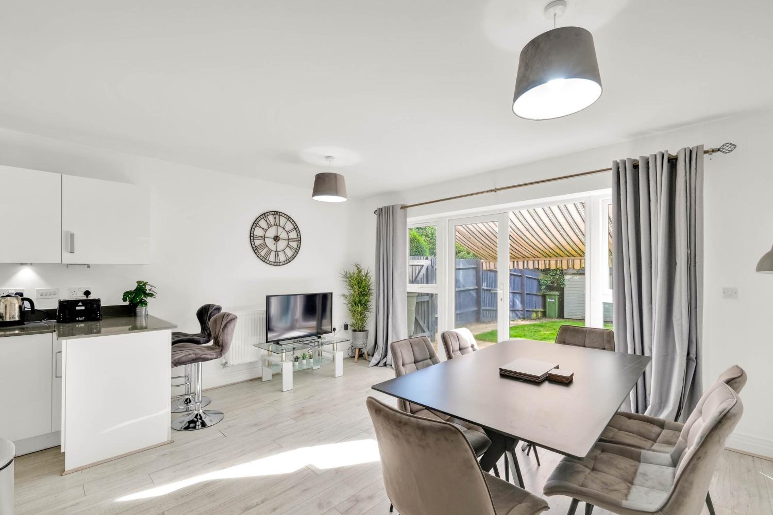 Foxherne 6BDR 3BA Serviced House with Parking - Slough By 360Stays view 5