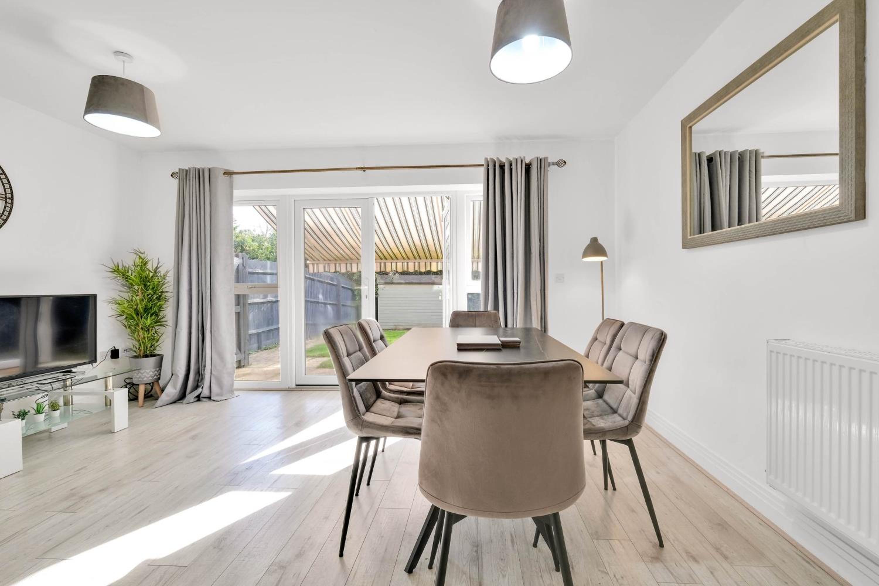 Foxherne 6BDR 3BA Serviced House with Parking - Slough By 360Stays view 3