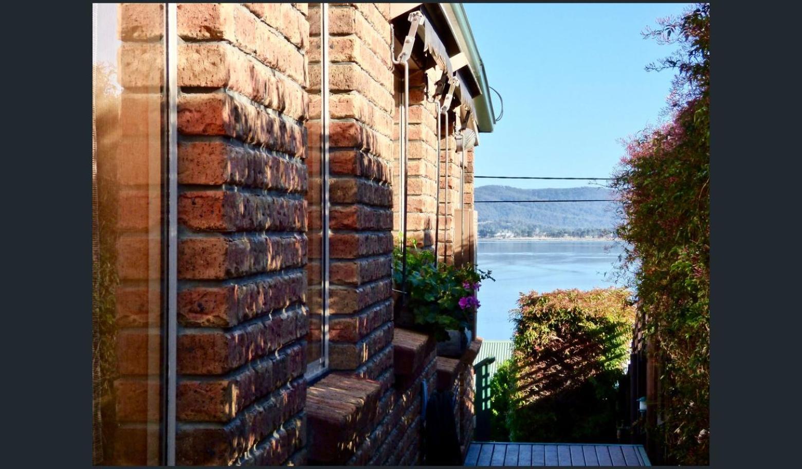 Kiama Cottage beside the Bay