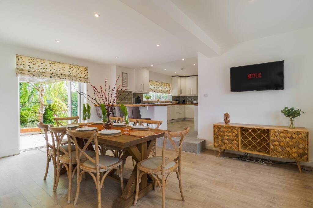Spacious 4Bed Home: Elegant Garden & Parking view 2