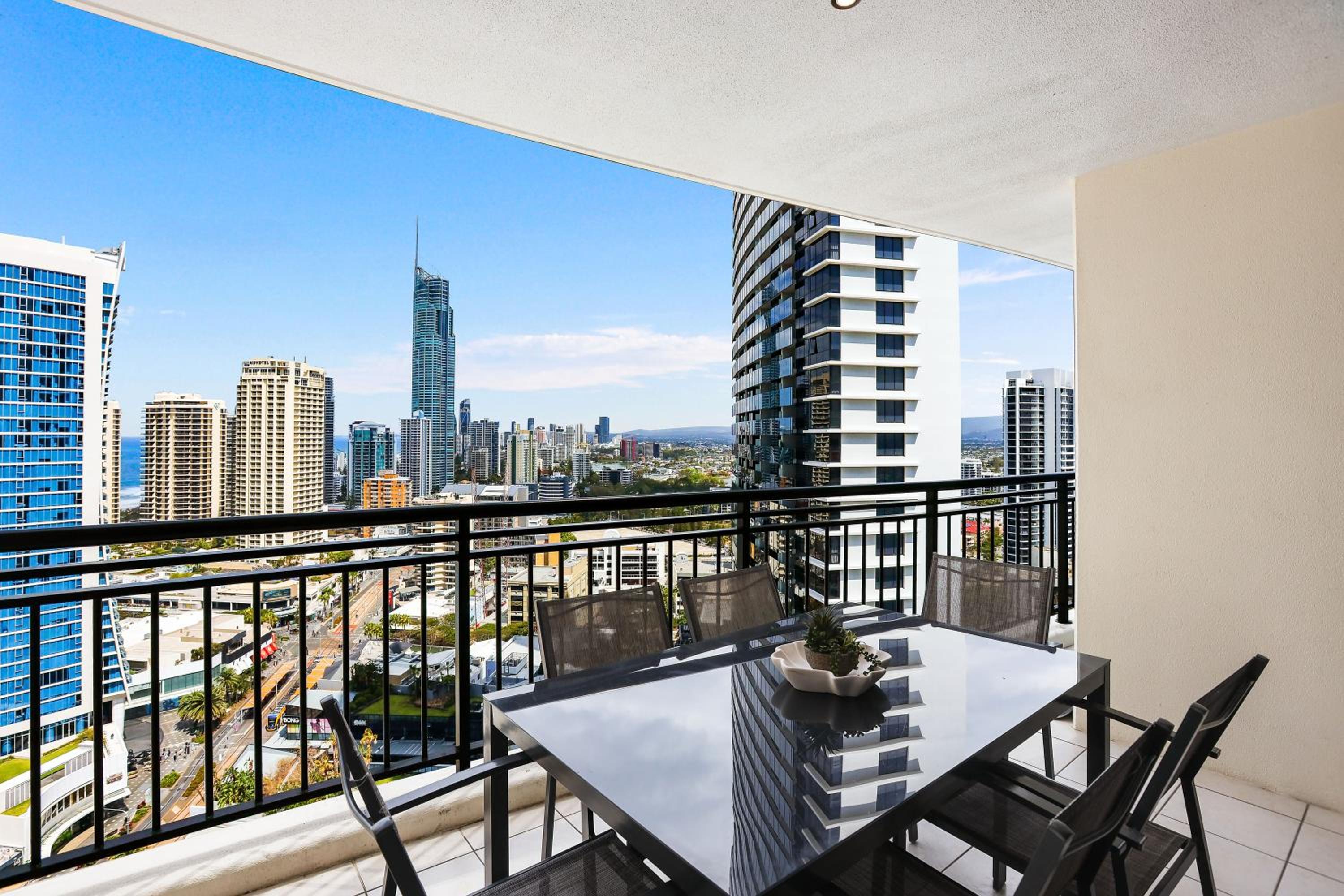 Amazing Chevron Heart of Surfers Apartment
