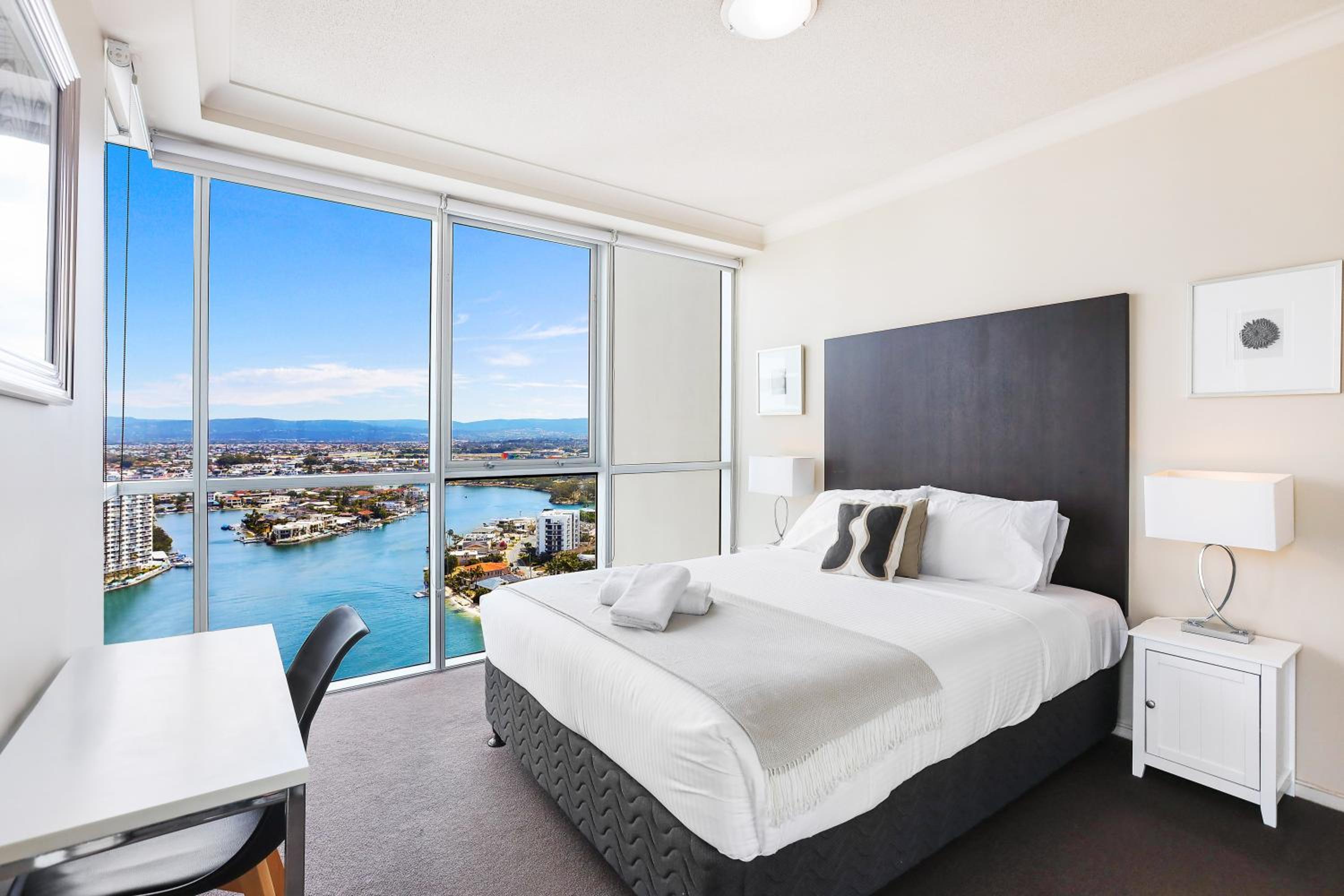 Amazing Chevron Heart of Surfers Apartment