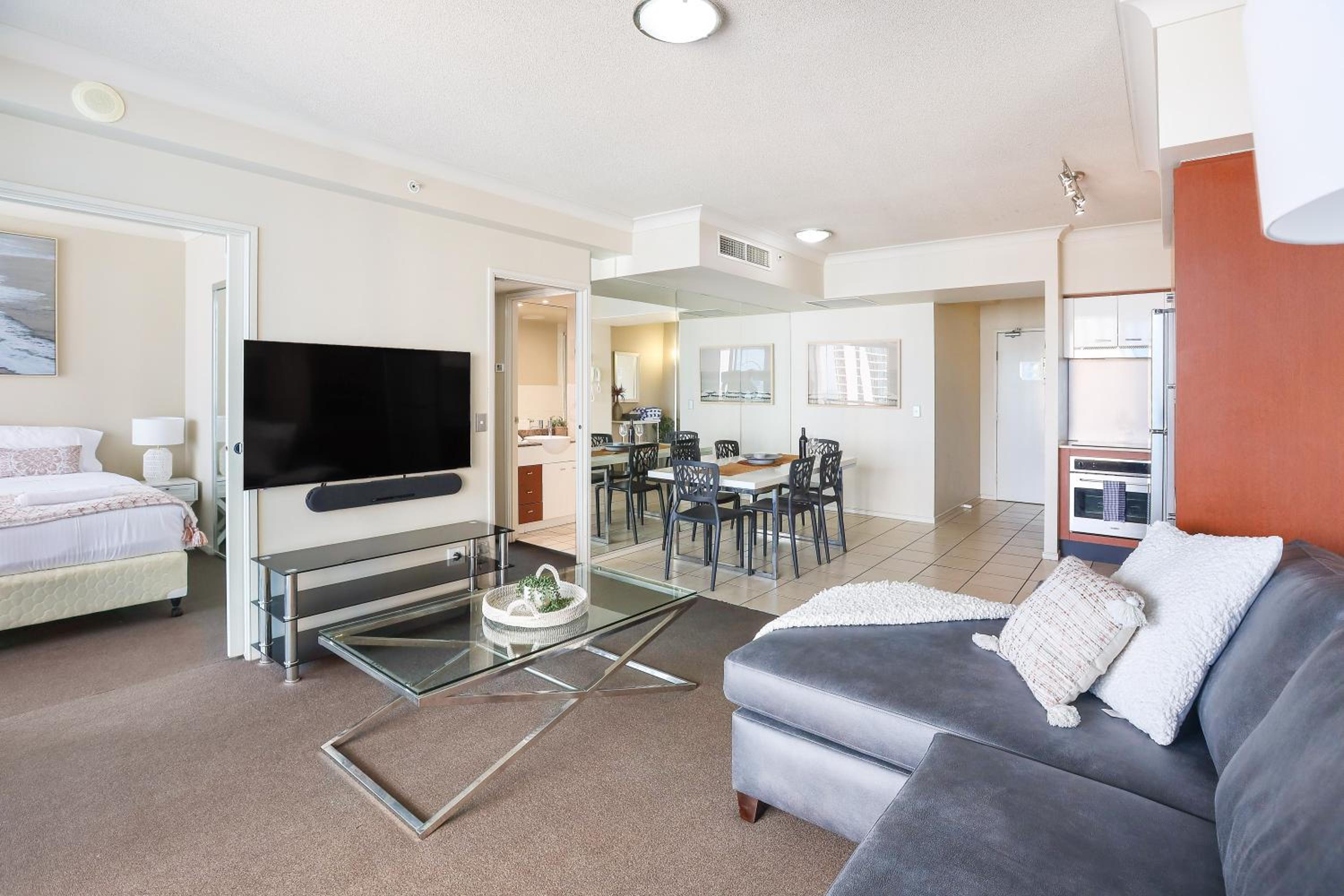 Amazing Chevron Heart of Surfers Apartment