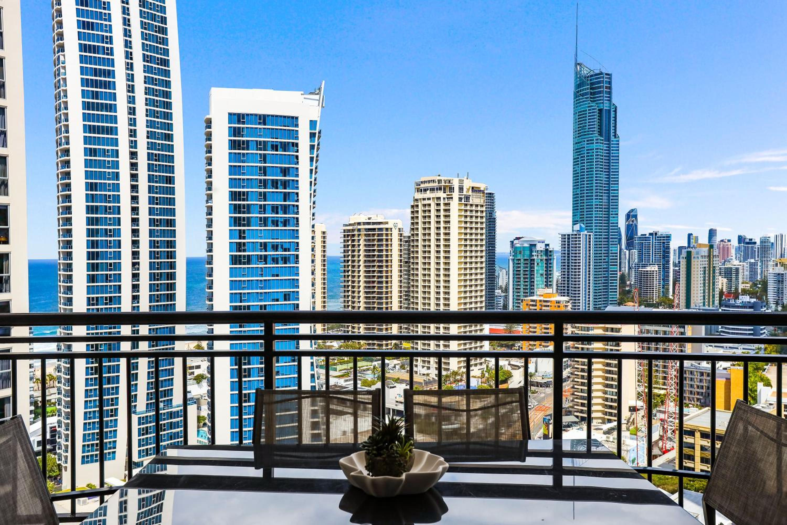 Amazing Chevron Heart of Surfers Apartment