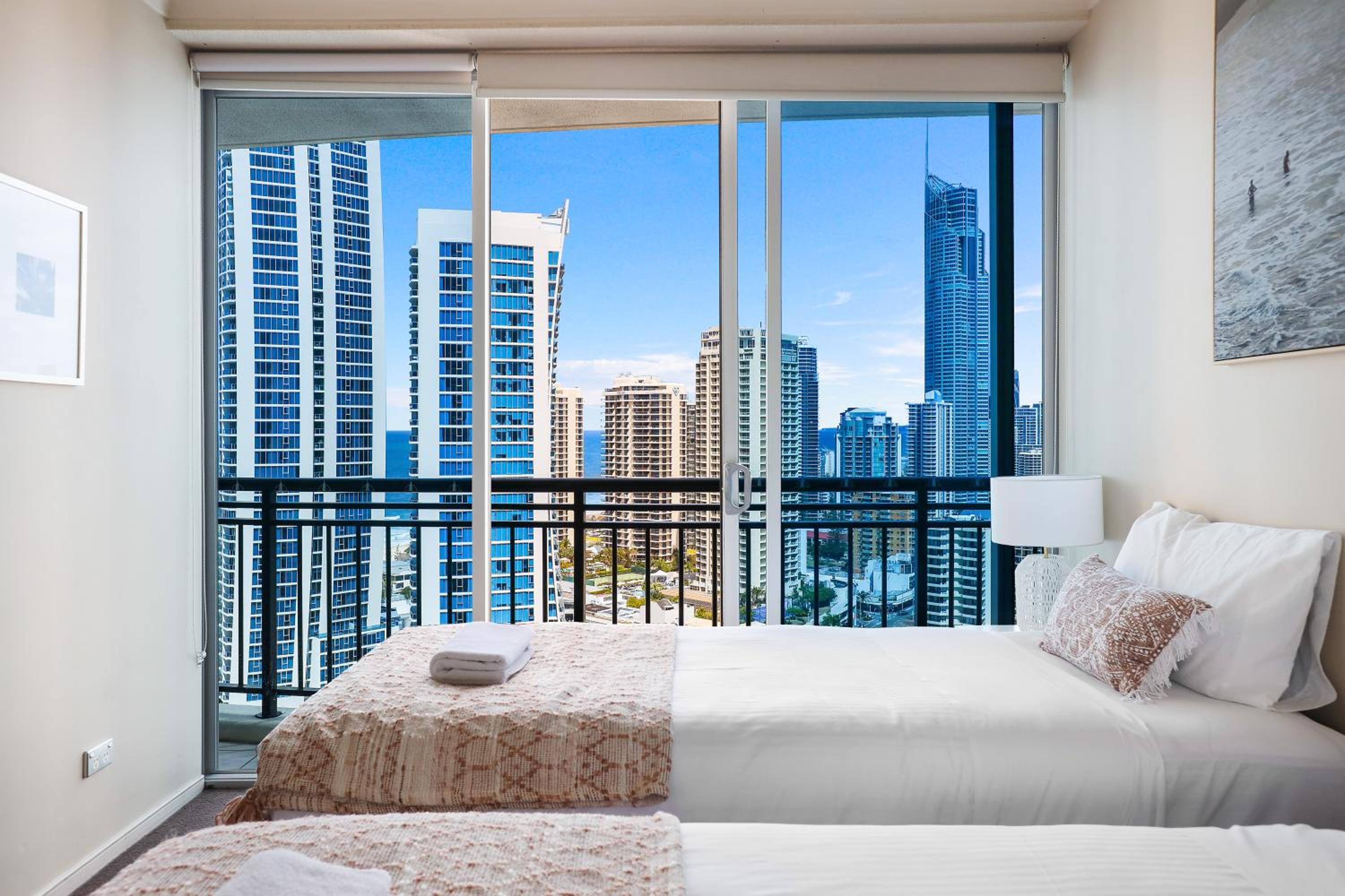 Amazing Chevron Heart of Surfers Apartment