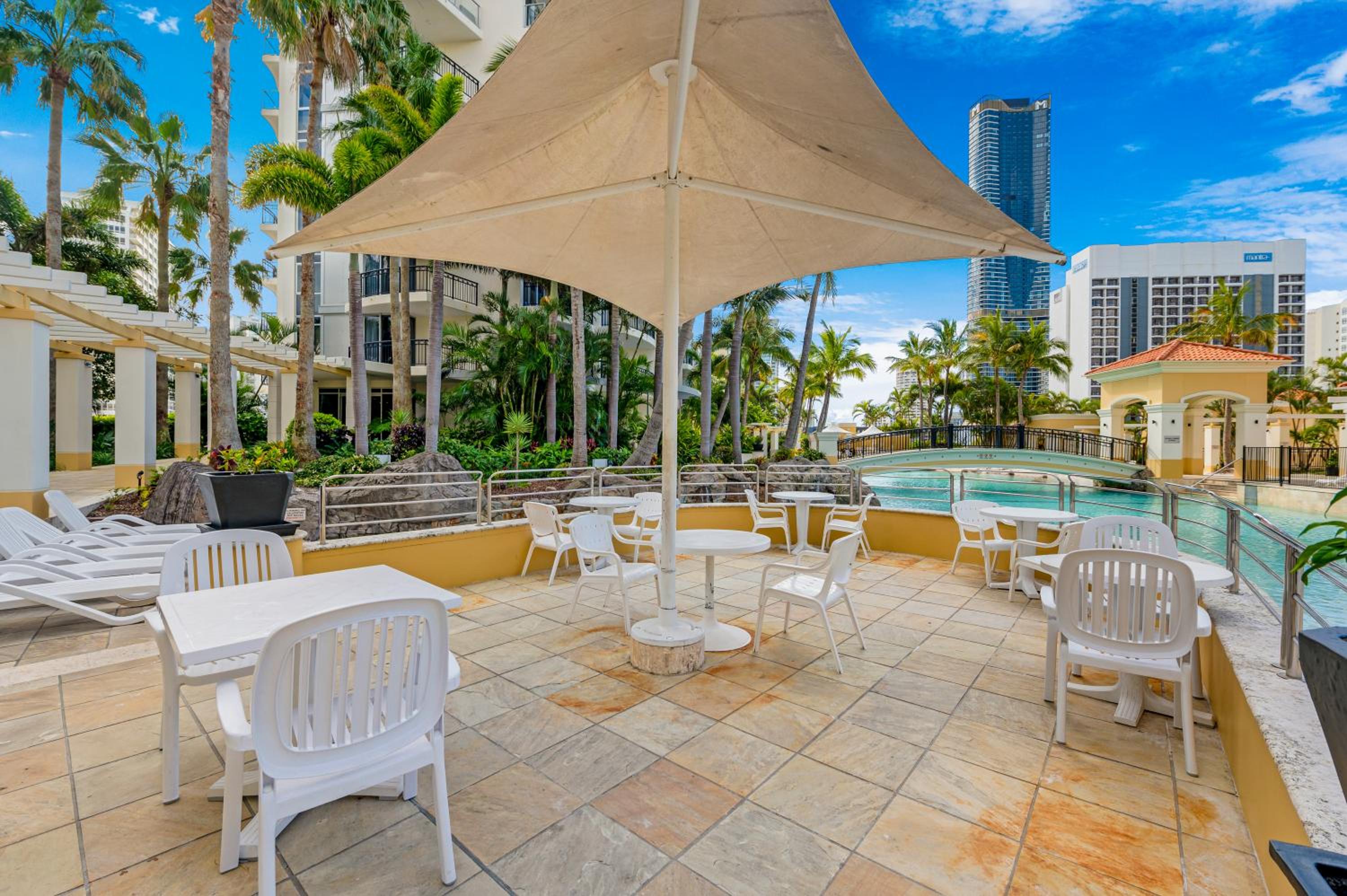 Amazing Chevron Heart of Surfers Apartment