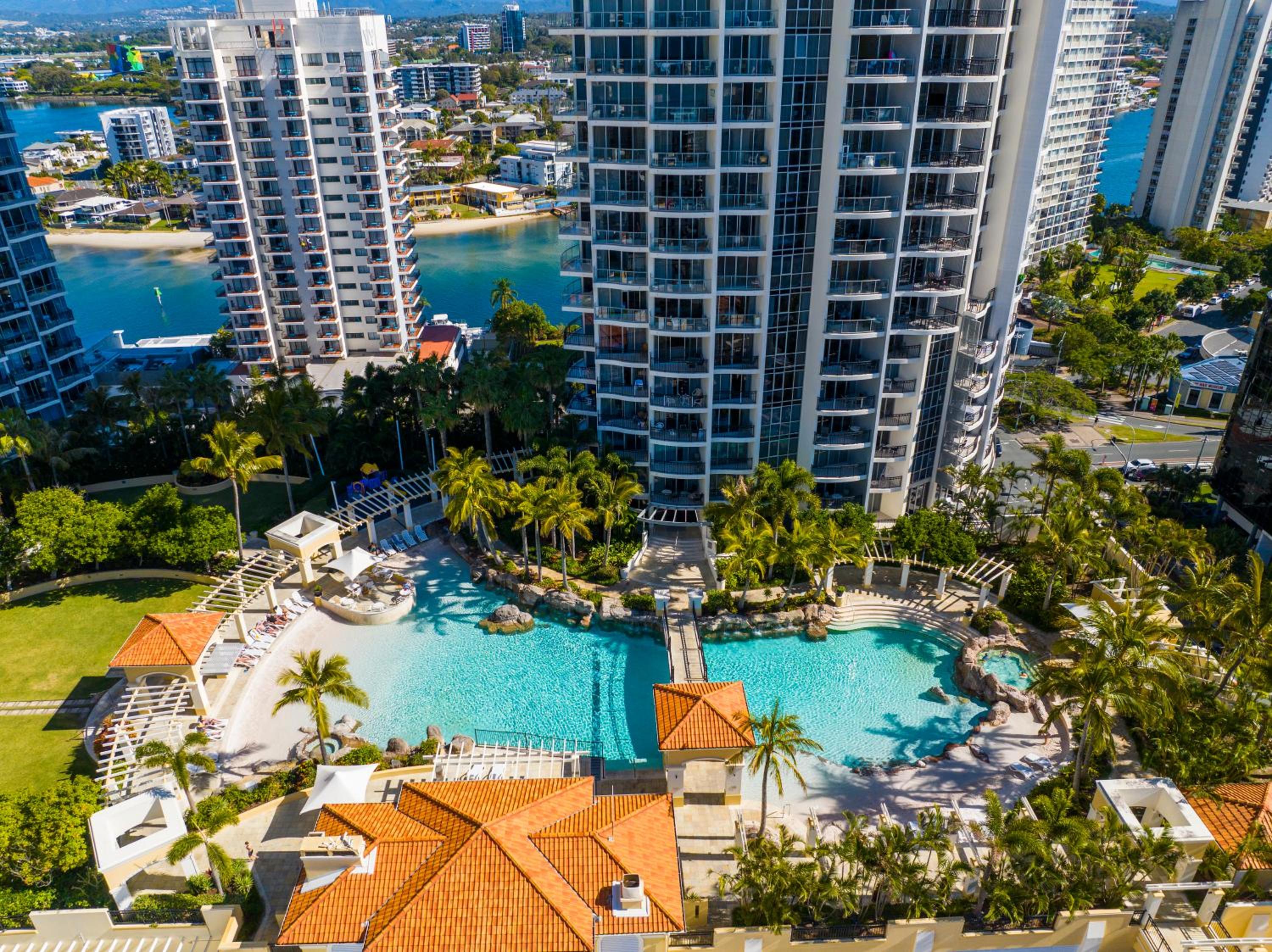 Amazing Chevron Heart of Surfers Apartment