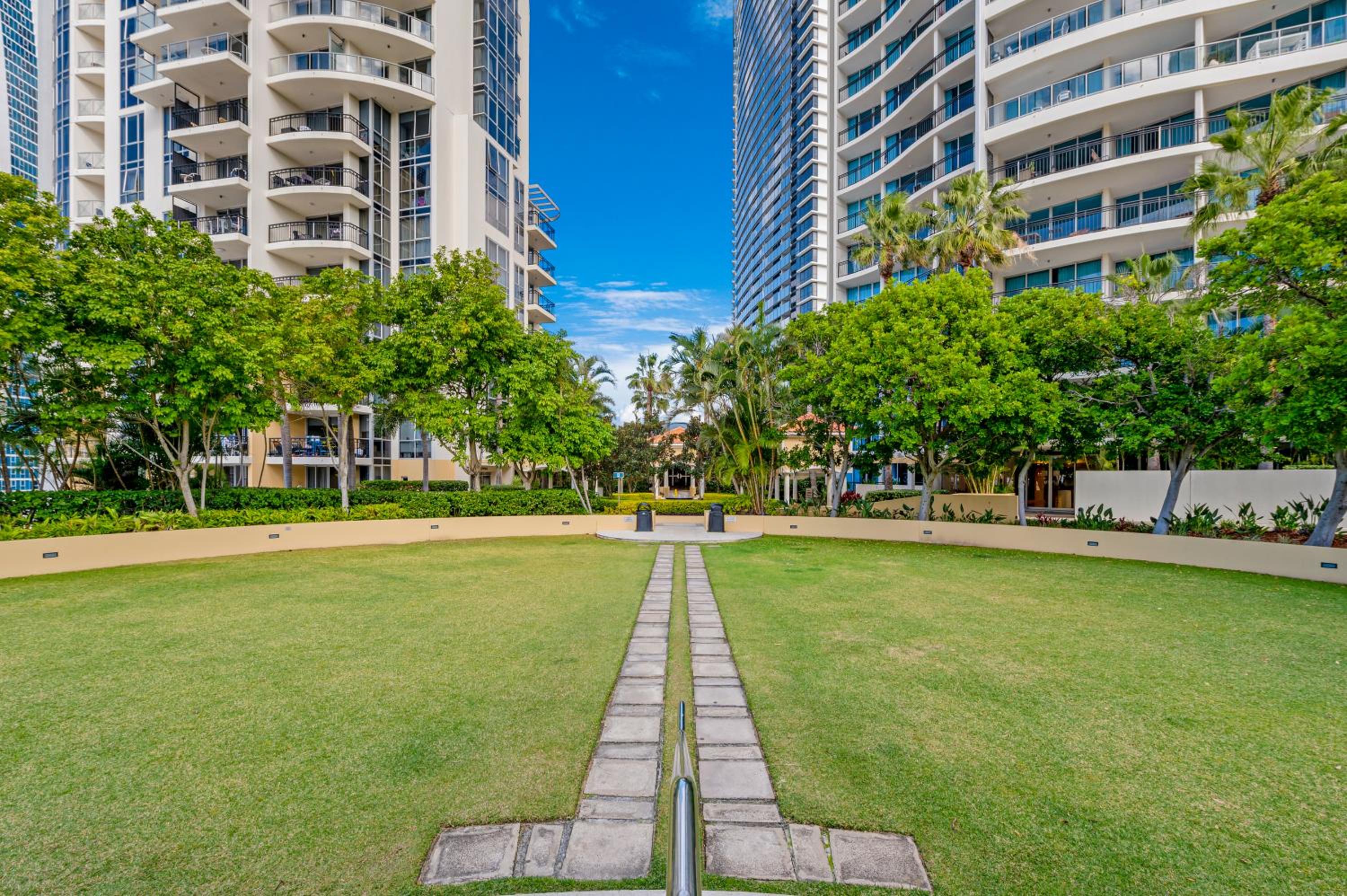 Amazing Chevron Heart of Surfers Apartment