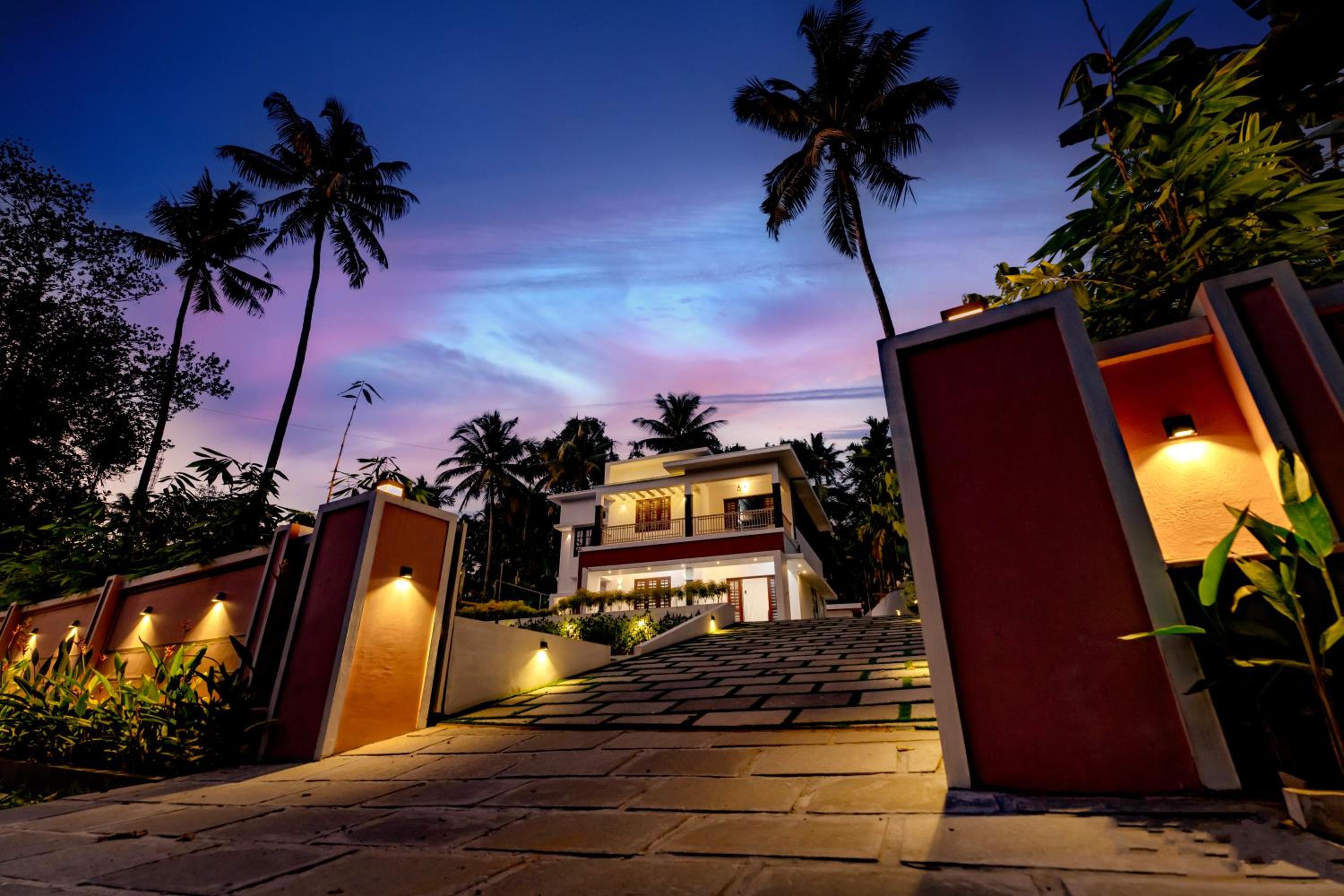 The Vogue - Luxury Private Pool Villa , Athirappilly