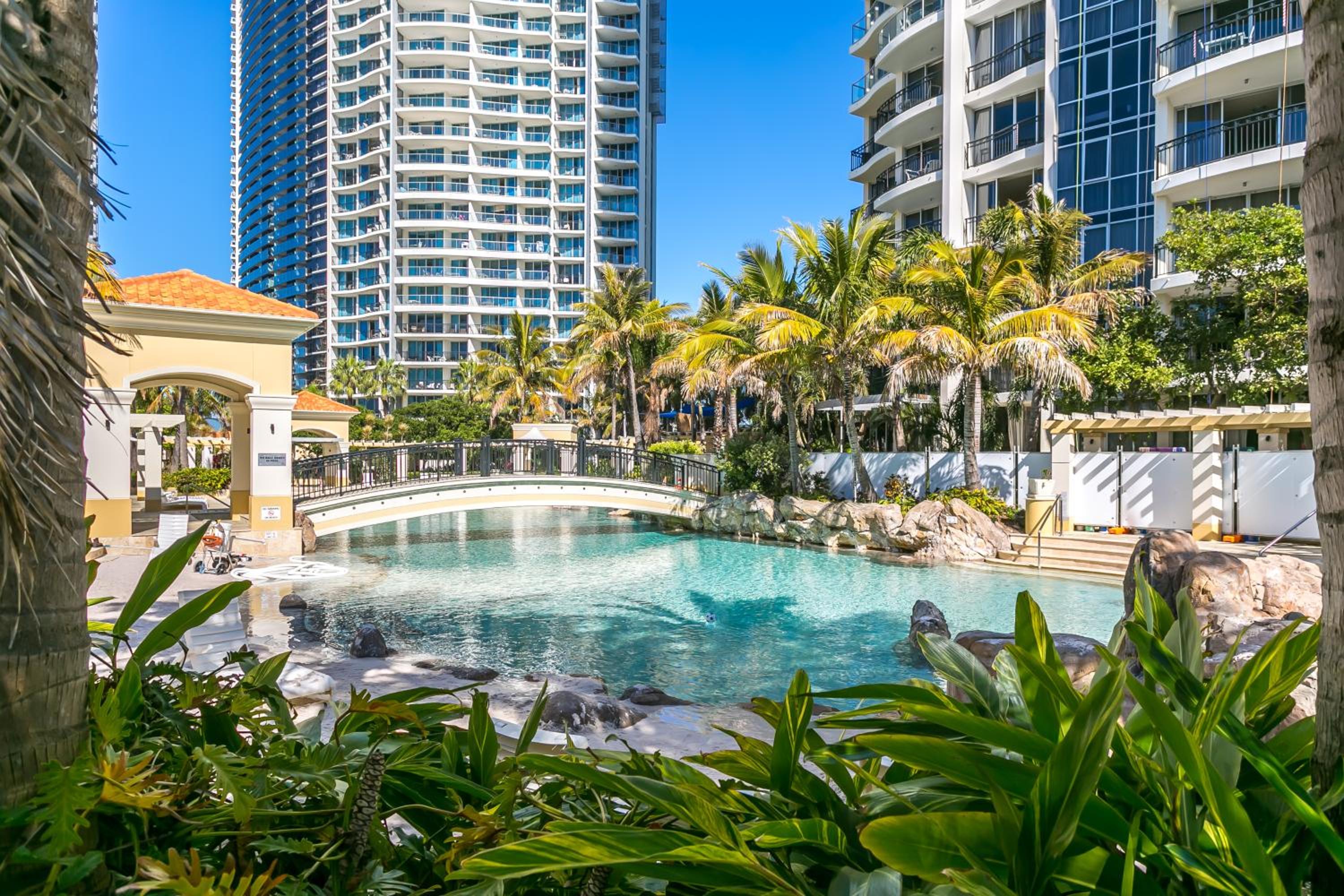 Amazing Chevron Heart of Surfers Apartment