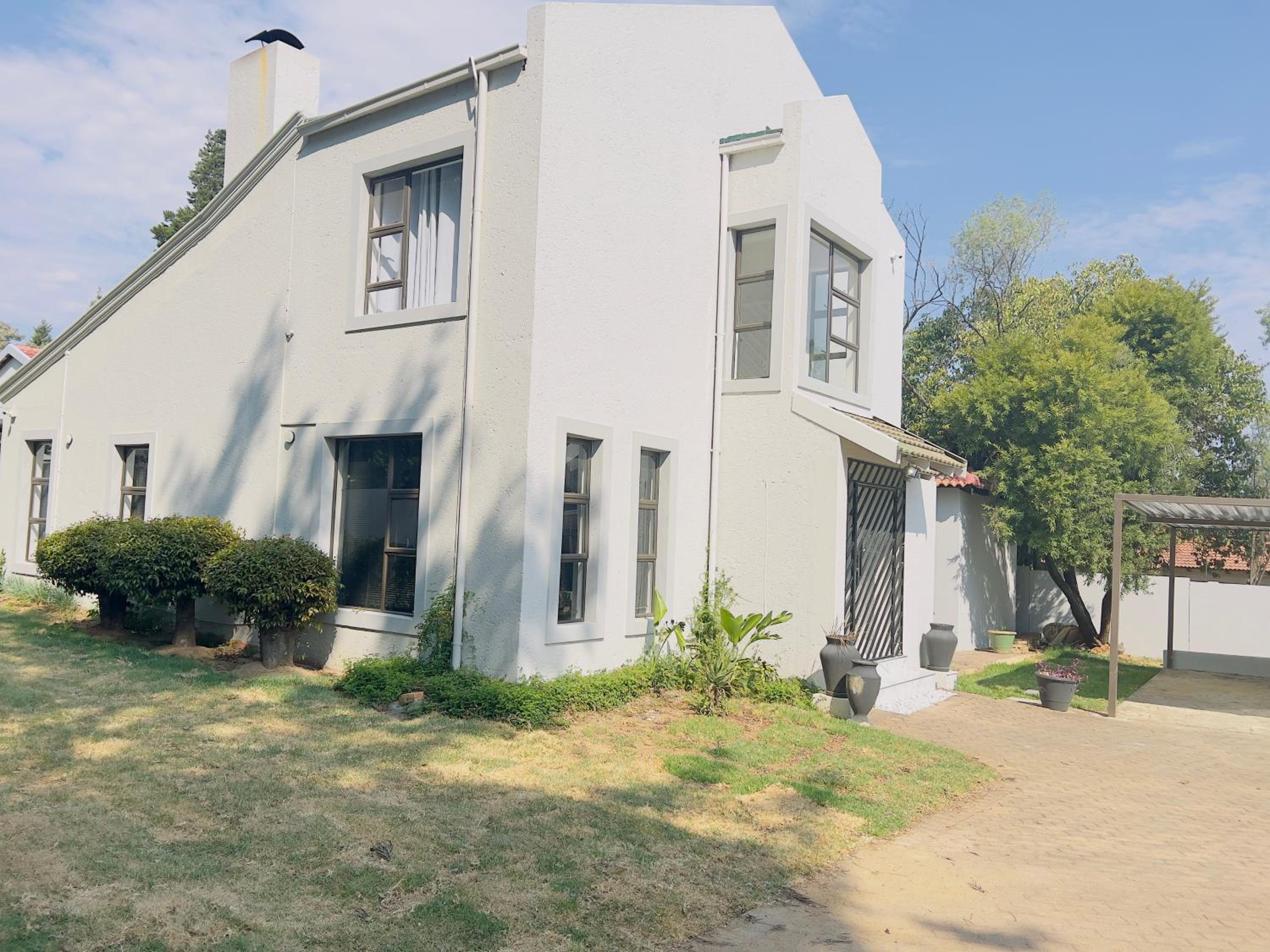 Cheerful 3-bedroom home with water and backup power around Sandton view 3