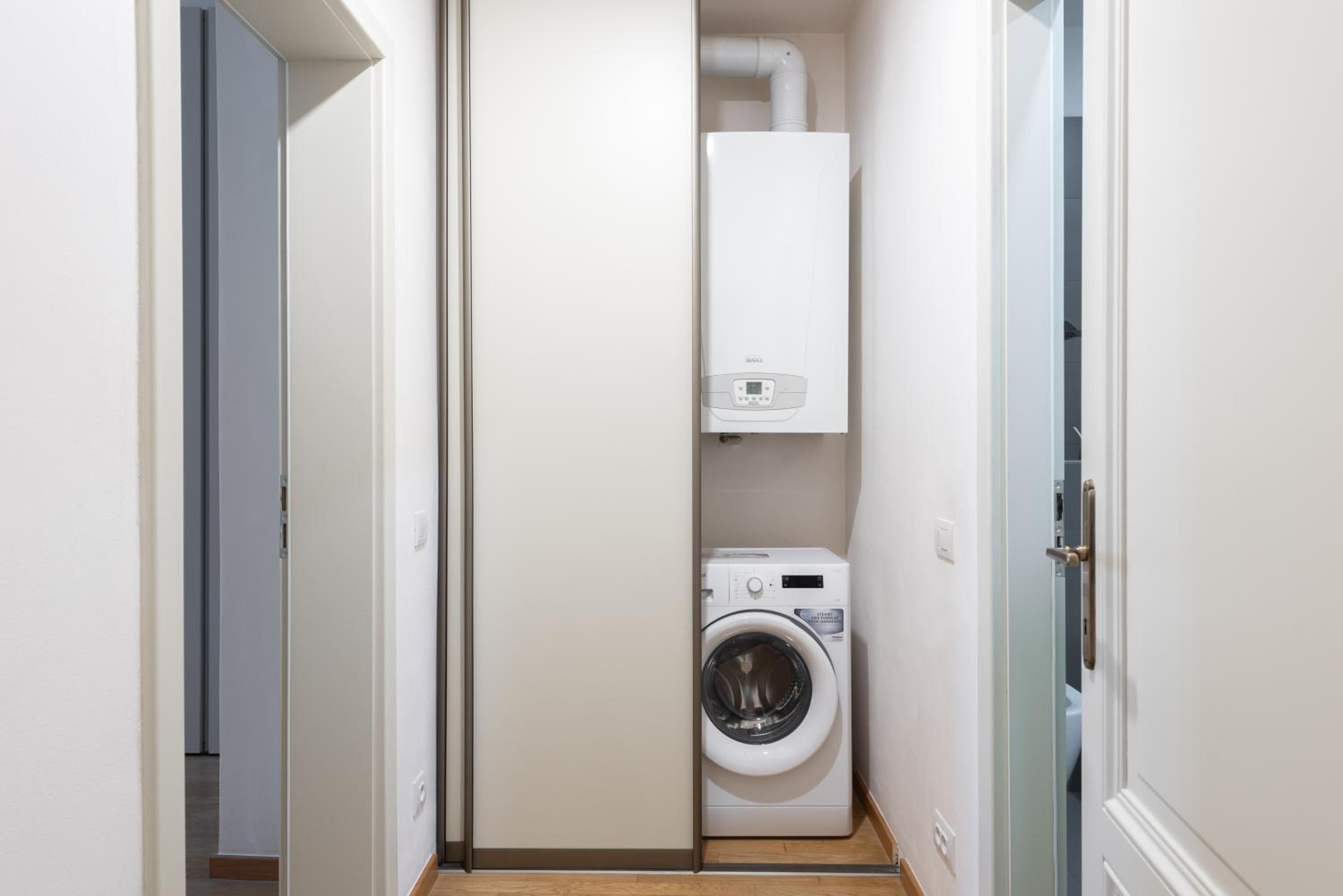 Spacious 3-bedrooms apartment near Karlin Square