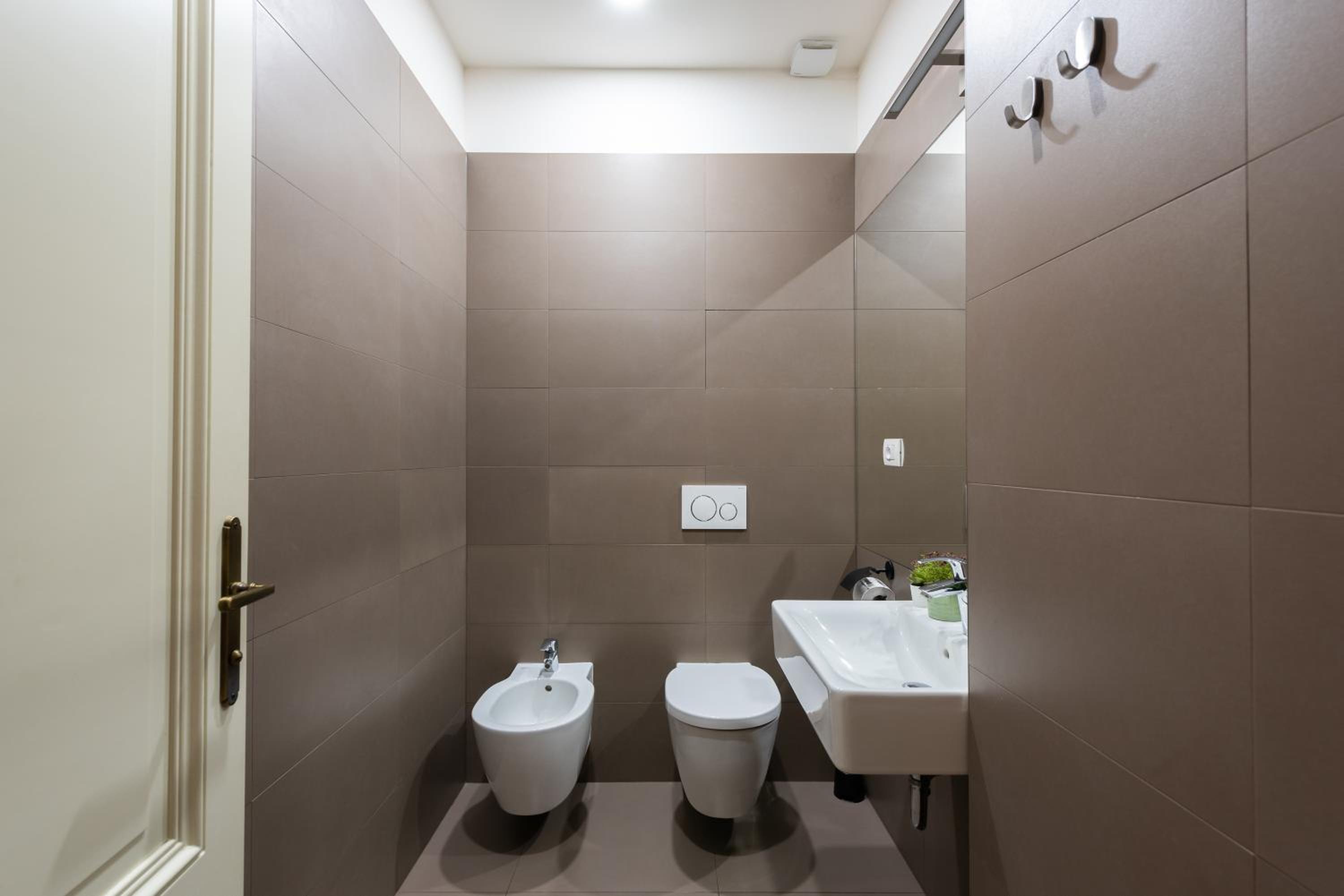 Spacious 3-bedrooms apartment near Karlin Square