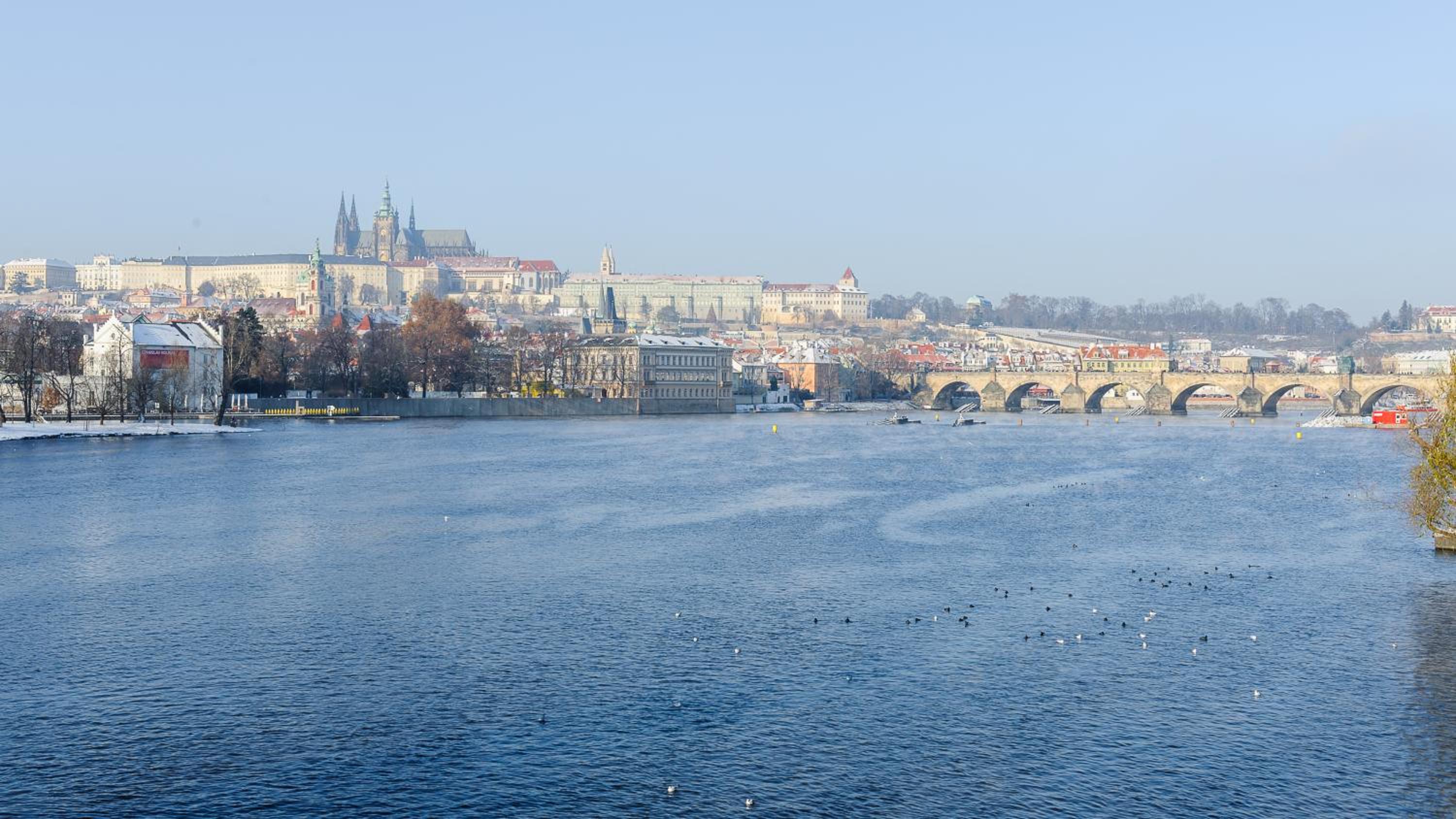 Spacious 3-bedrooms apartment near Karlin Square