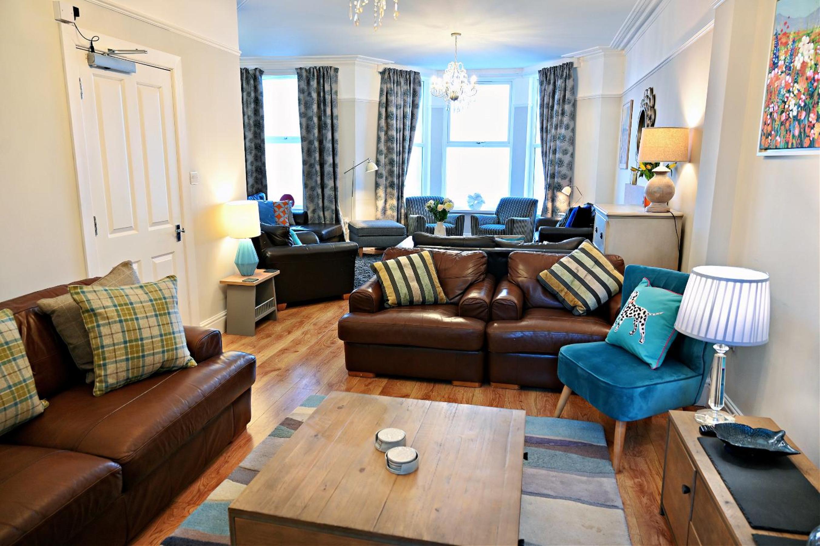 Bay View, Sleeps 18, 7 Bedrooms, 7 Bathrooms, Seafront, Criccieth