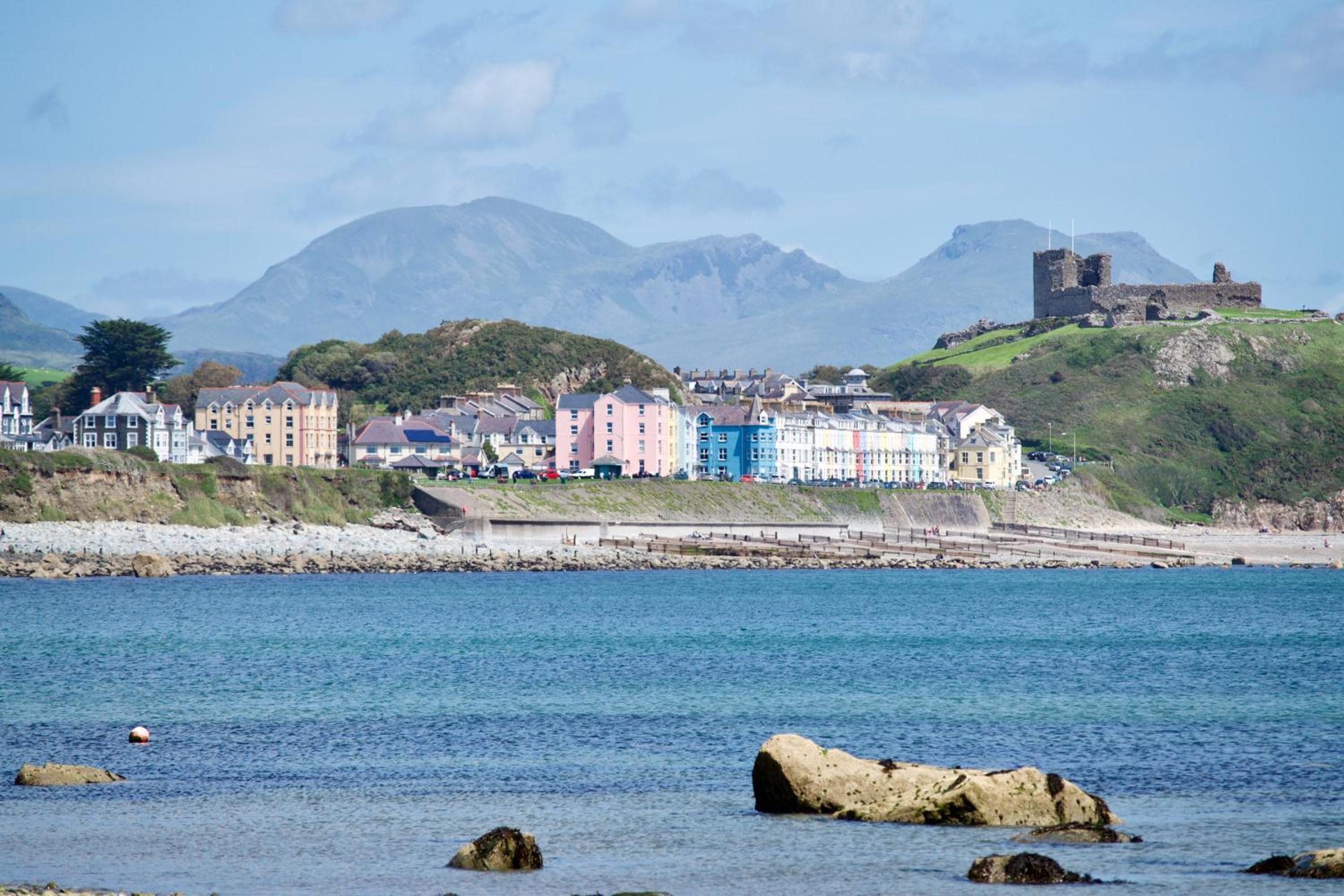Bay View, Sleeps 18, 7 Bedrooms, 7 Bathrooms, Seafront, Criccieth