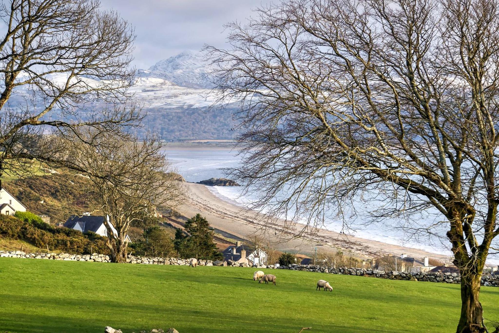 Bay View, Sleeps 18, 7 Bedrooms, 7 Bathrooms, Seafront, Criccieth
