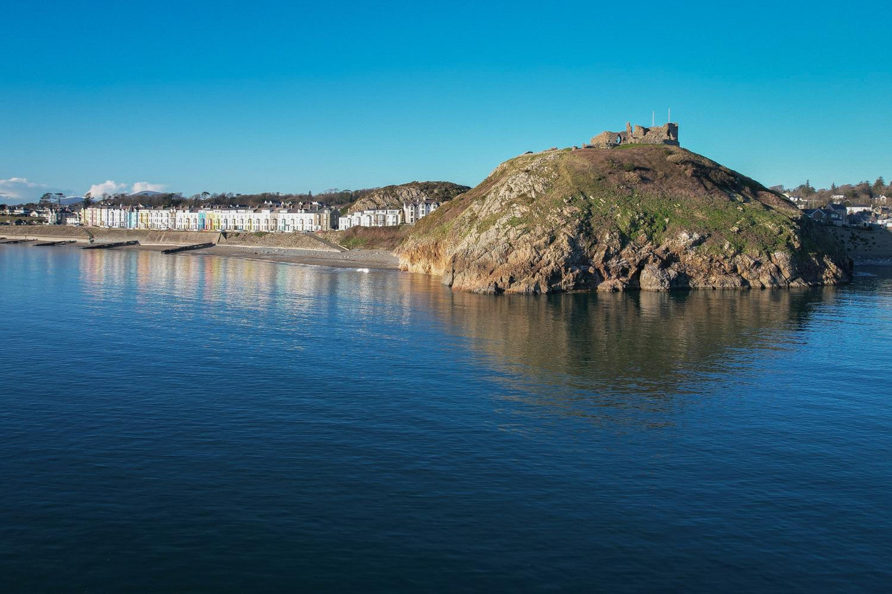 Bay View, Sleeps 18, 7 Bedrooms, 7 Bathrooms, Seafront, Criccieth