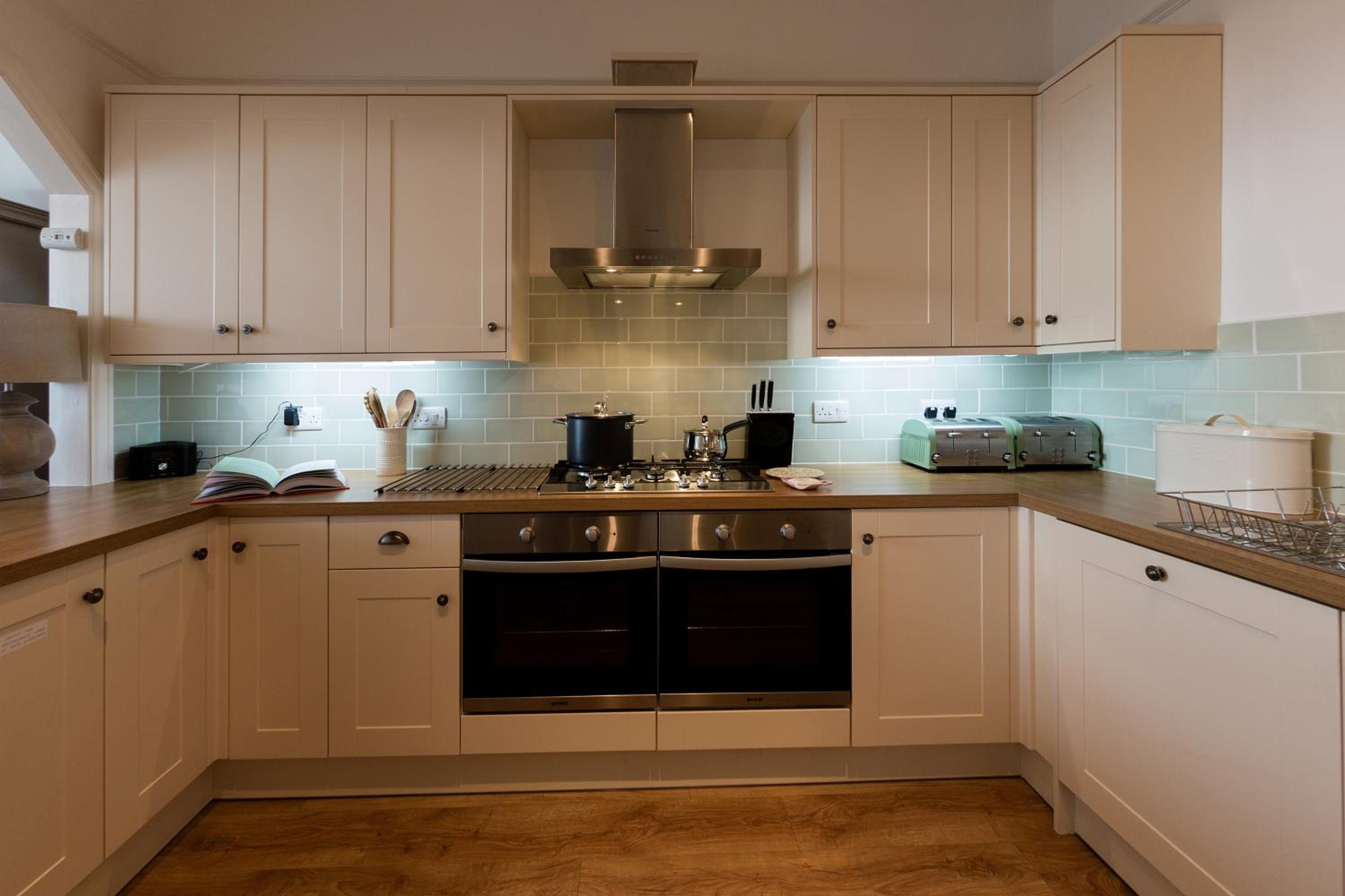 Bay View, Sleeps 18, 7 Bedrooms, 7 Bathrooms, Seafront, Criccieth