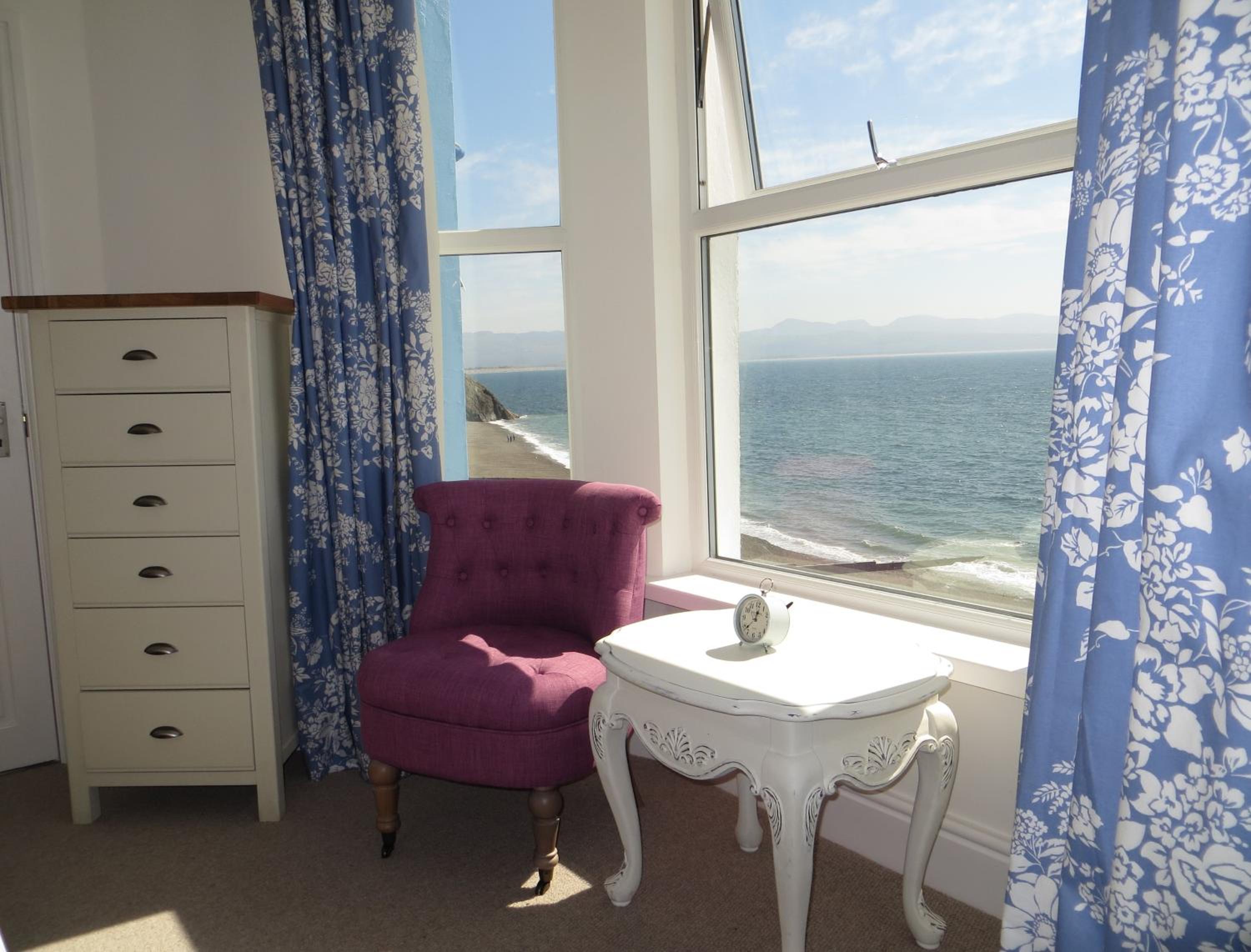 Bay View, Sleeps 18, 7 Bedrooms, 7 Bathrooms, Seafront, Criccieth