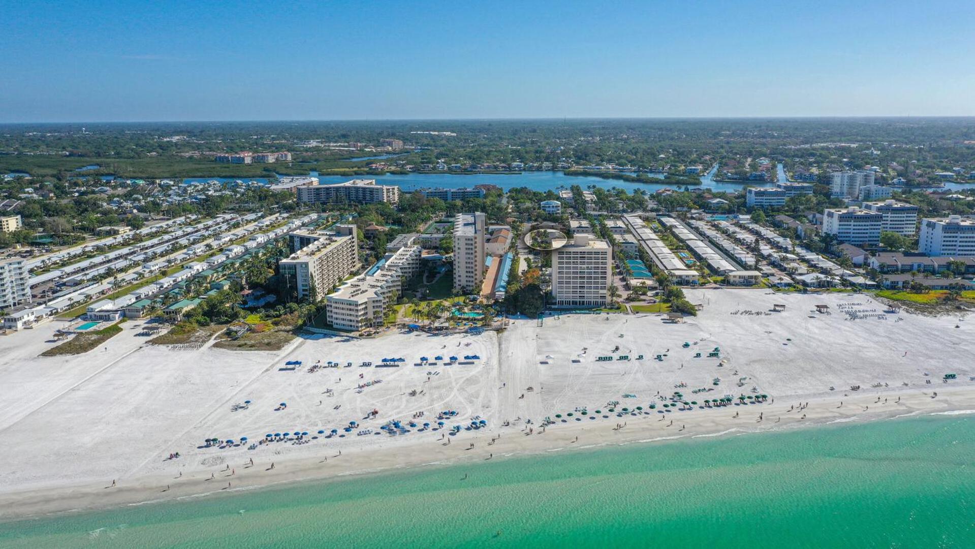 Gulf side, spacious 1 bedroom, 1 bath, 200 steps to Crescent Beach view 3