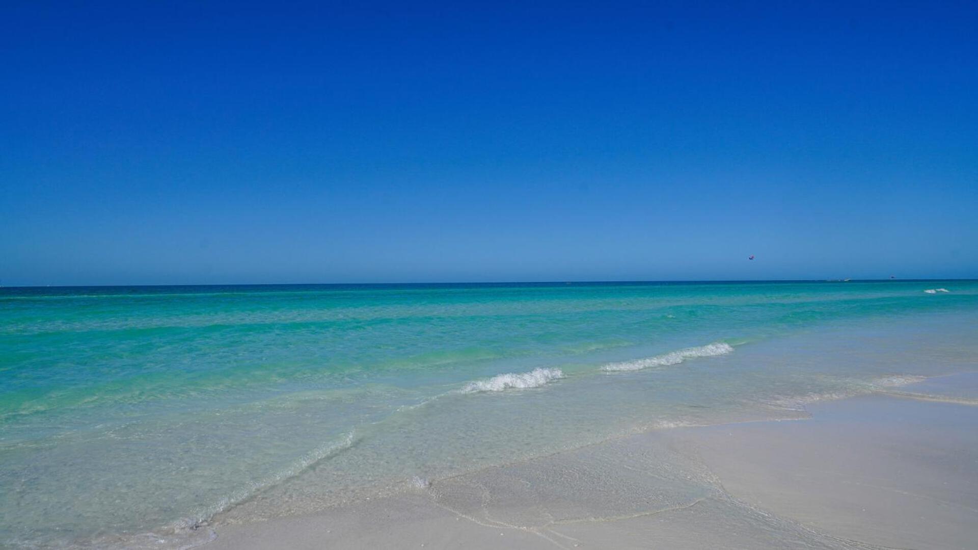 Gulf side, spacious 1 bedroom, 1 bath, 200 steps to Crescent Beach view 4