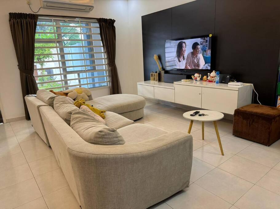Setia Tropika Serenity: 4Bedroom Landed 12-16pax