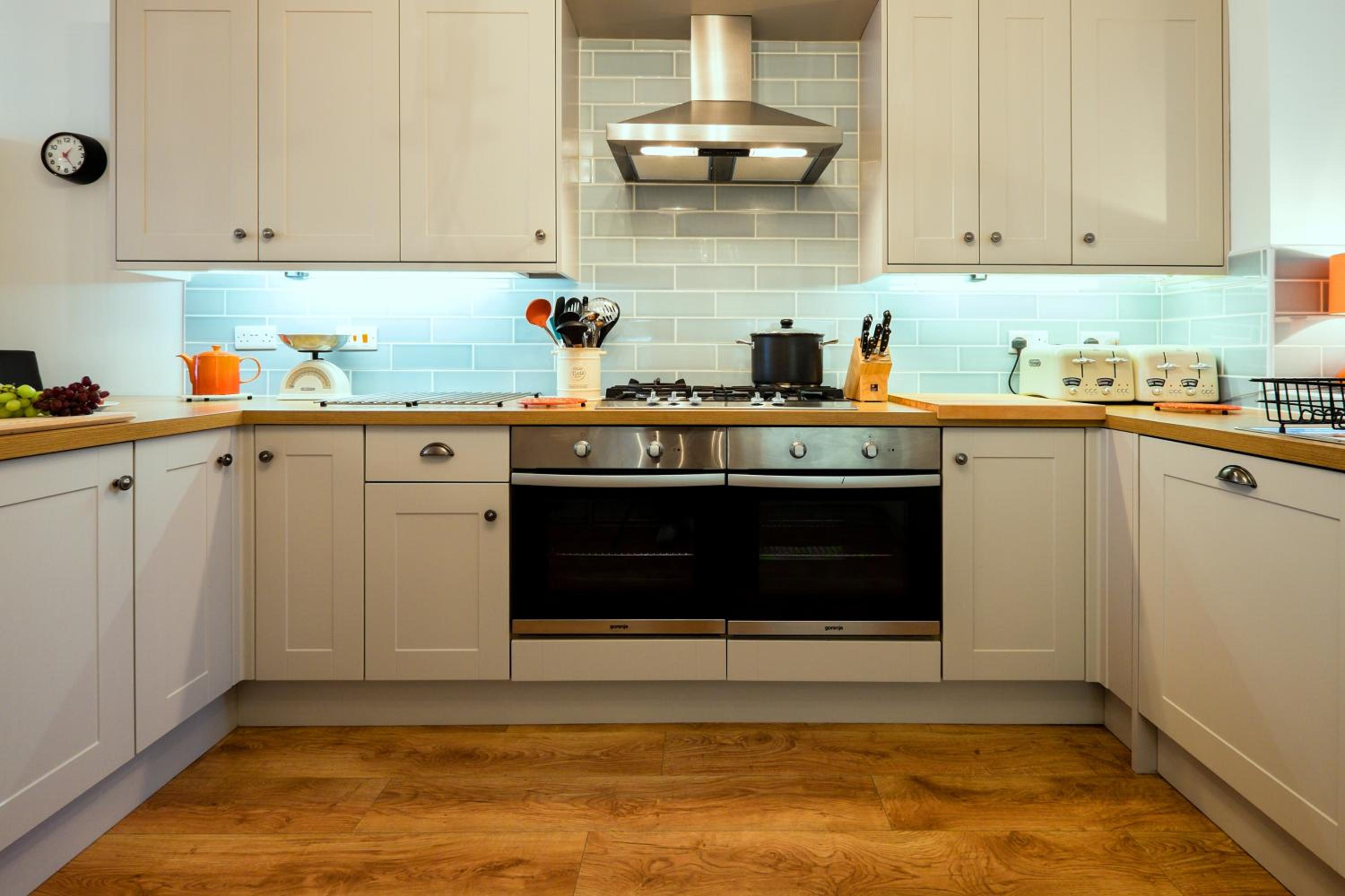 Glan y Mor, Sleeps 20, 8 Bedrooms, 8 Bathrooms, Seafront, Criccieth view 5