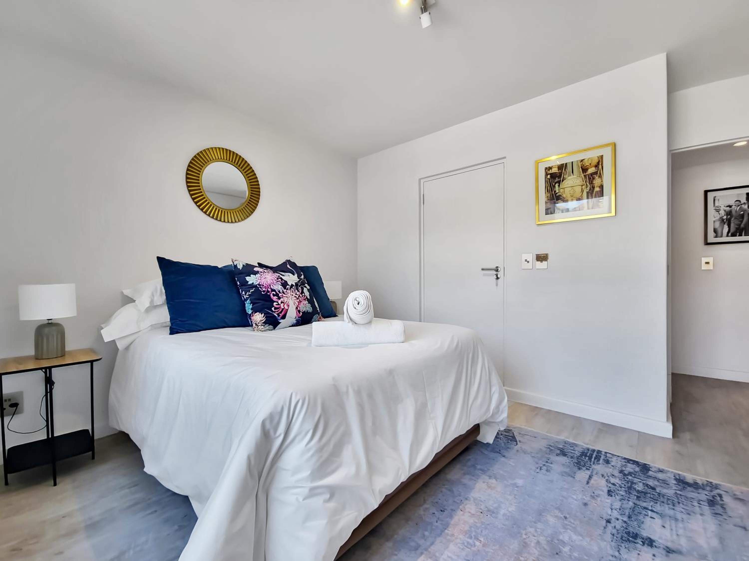Chic, 2 bed with mountain views! Walk to the waterfront! view 3