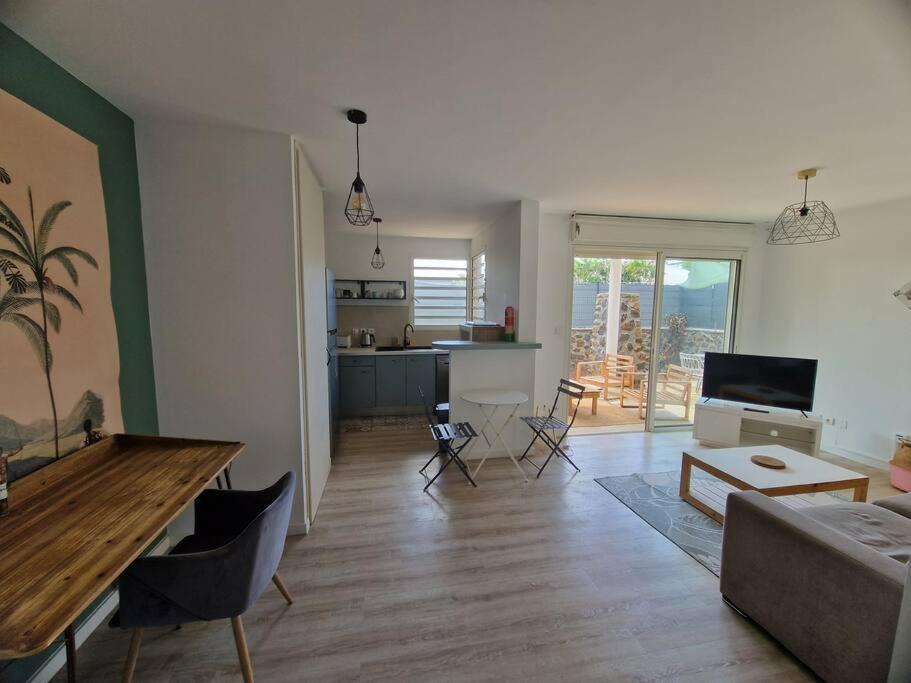 Appartement T2 avec jardin à Saint Gilles Les Bains view 3