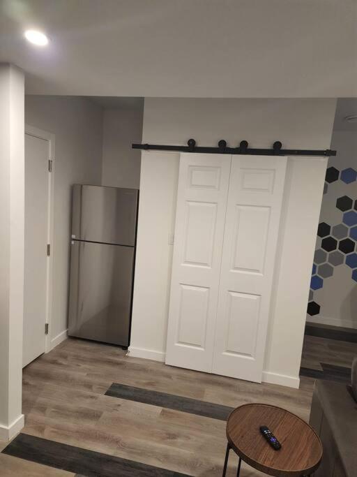 Cozy new 1 bed suite workplace wifi smartlock