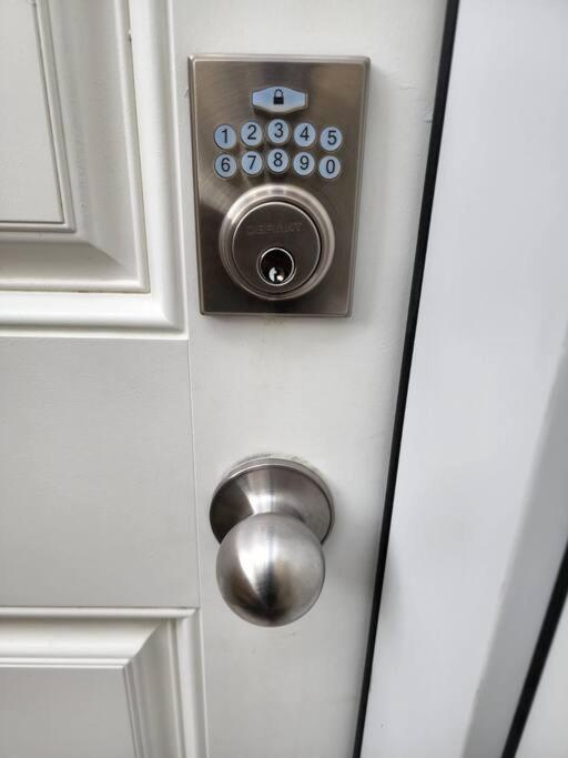 Cozy new 1 bed suite workplace wifi smartlock