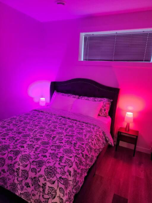 Cozy new 1 bed suite workplace wifi smartlock