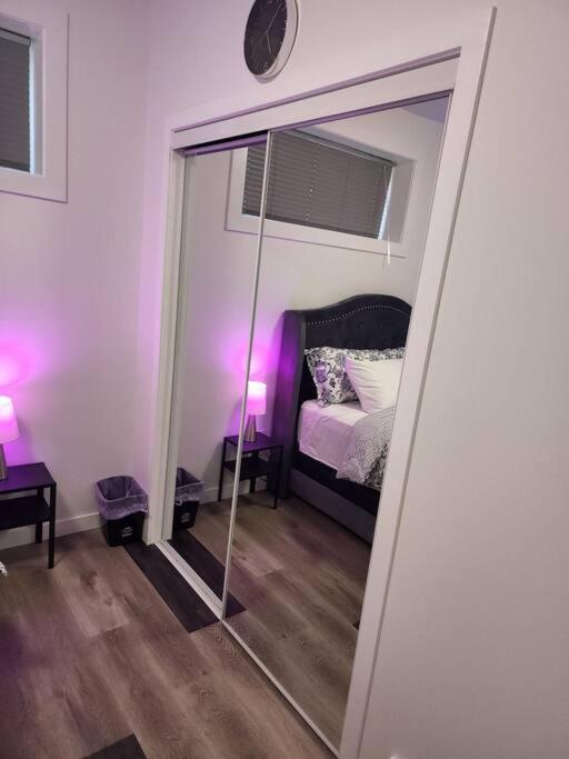 Cozy new 1 bed suite workplace wifi smartlock
