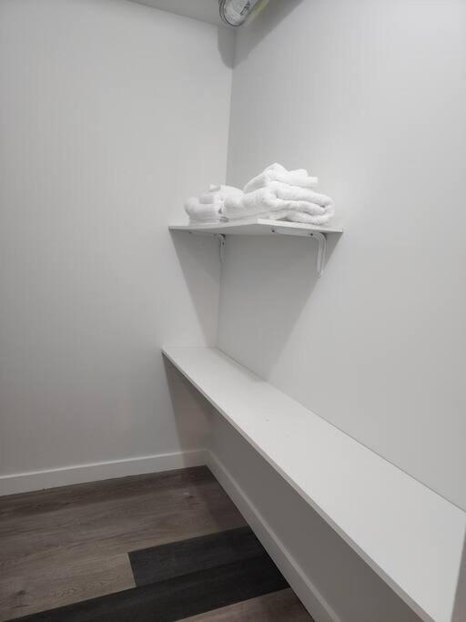 Cozy new 1 bed suite workplace wifi smartlock