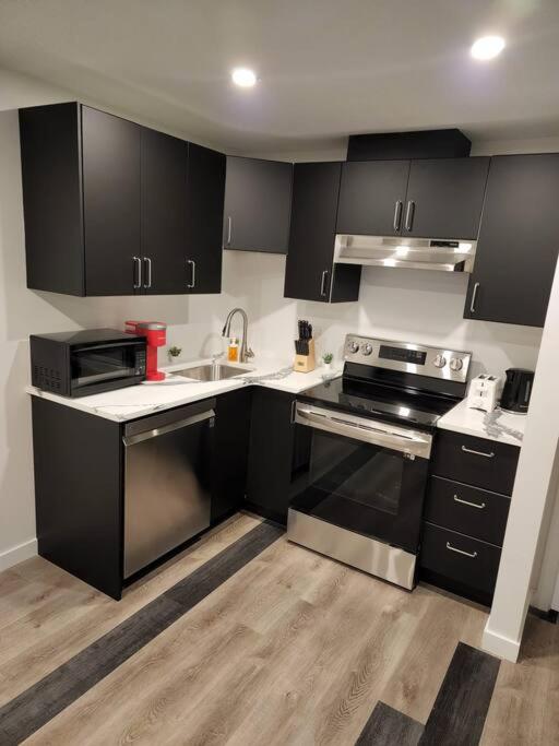 Cozy new 1 bed suite workplace wifi smartlock
