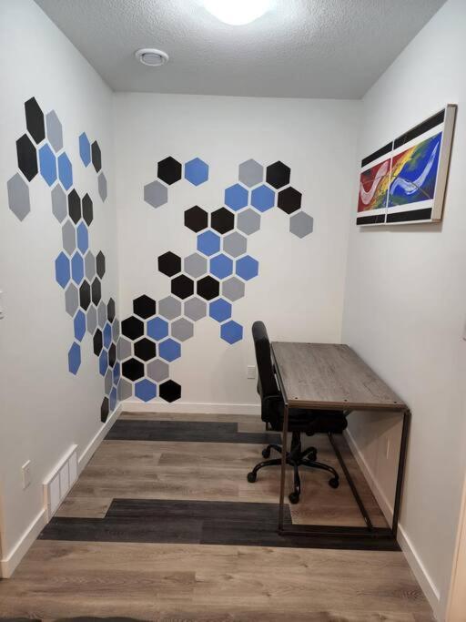 Cozy new 1 bed suite workplace wifi smartlock