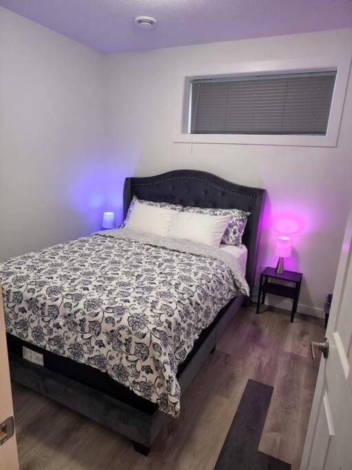Cozy new 1 bed suite workplace wifi smartlock