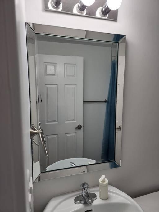 Cozy new 1 bed suite workplace wifi smartlock